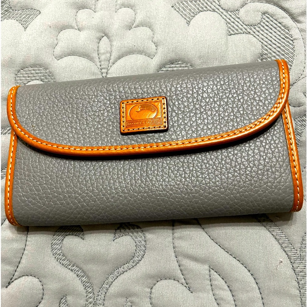 Dooney & Bourke Continental Clutch (Gray )